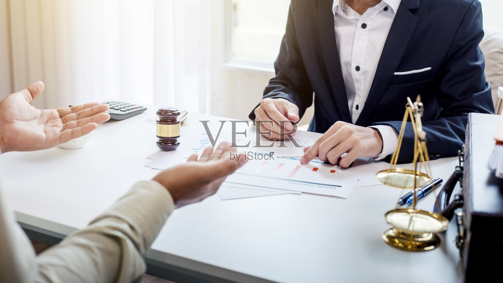 商务律师在法庭研究法律条文，为客户提供帮助照片摄影图片
