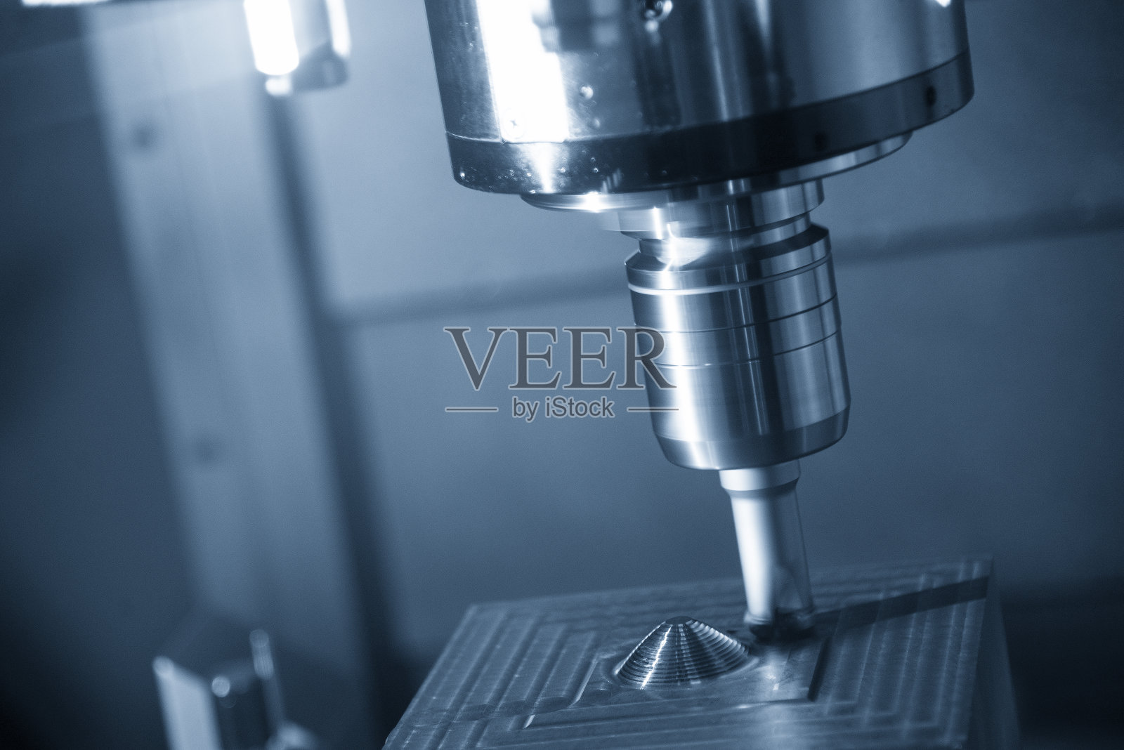 数控铣床采用可转位立铣刀对注塑模具零件进行粗切削。照片摄影图片