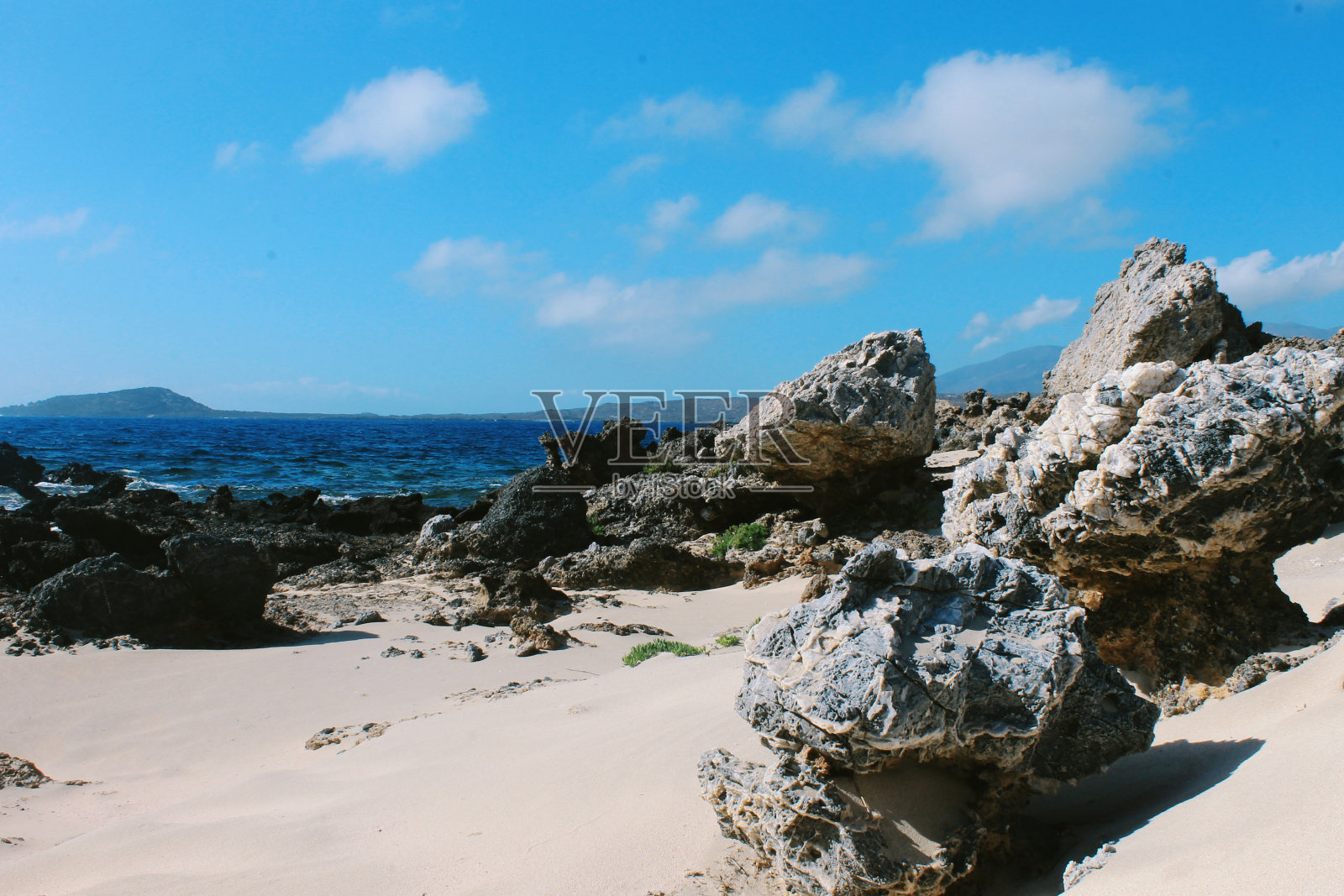 热带海滩，前方有白色沙丘，海水湛蓝。海滩和海边照片照片摄影图片