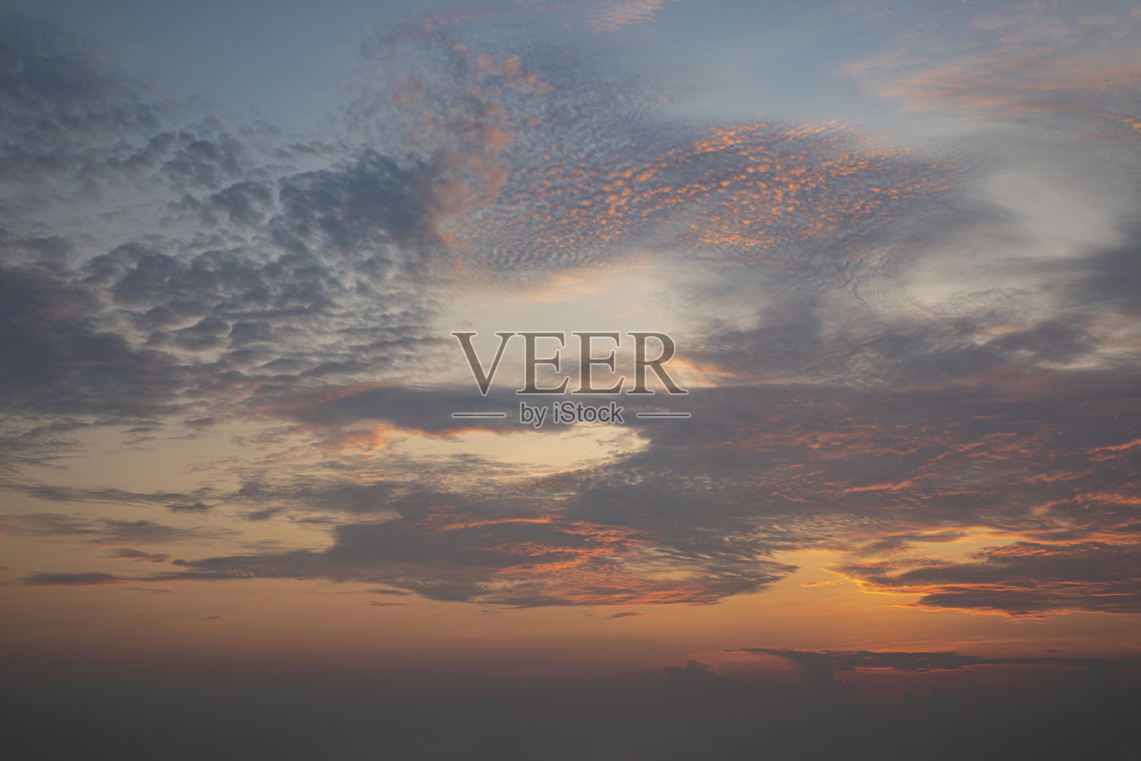 火红的夕阳天空。美丽的天空照片摄影图片