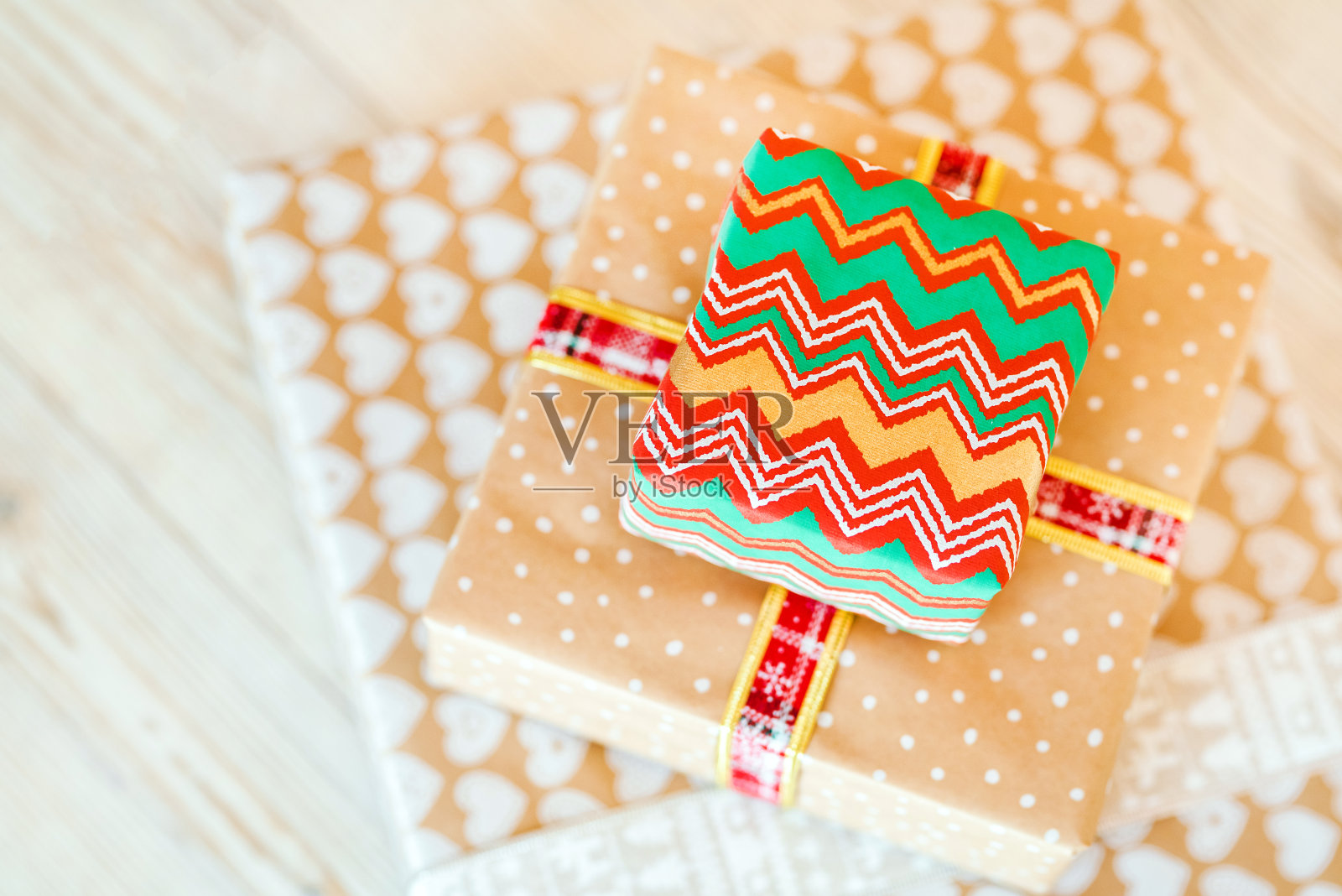 丰富多彩的礼物。圣诞节/生日礼物在家。庆祝活动的概念。照片摄影图片