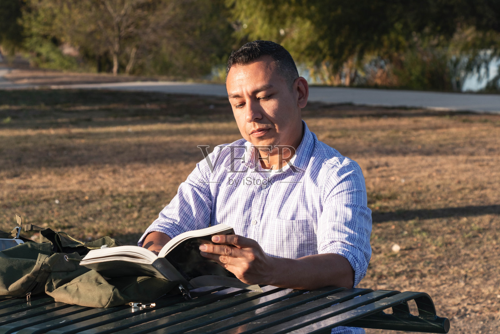 在野餐桌上阅读- 3/4角照片摄影图片