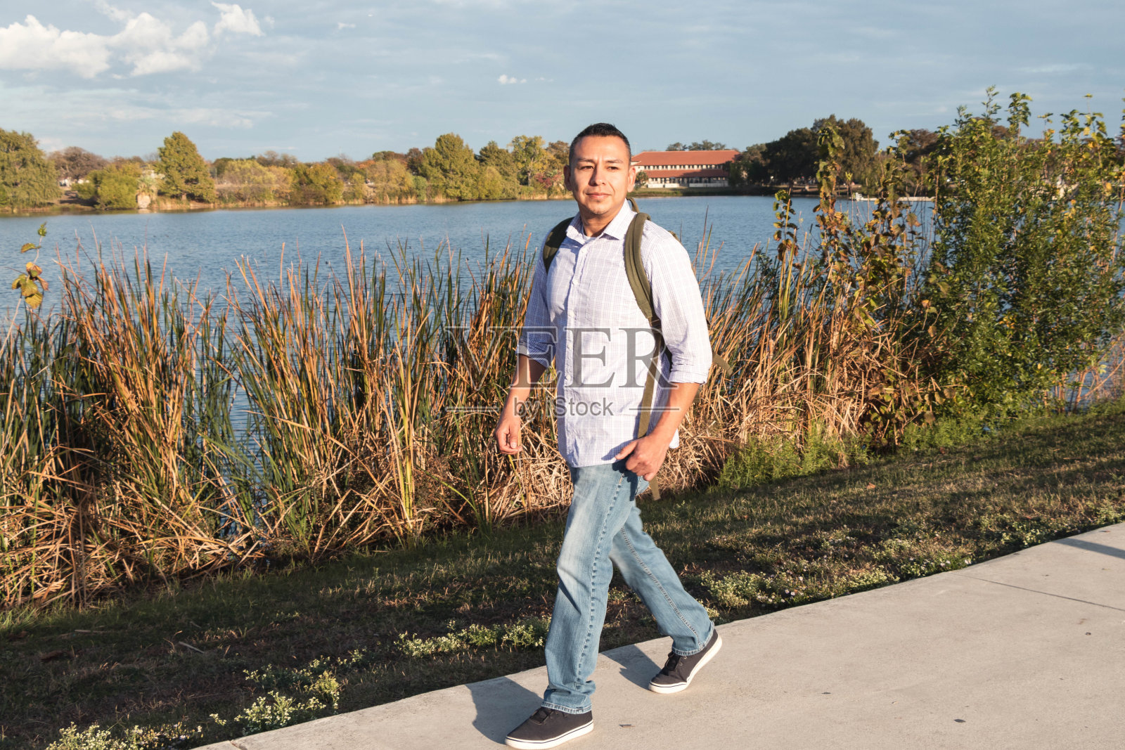 漫步校园-全长照片摄影图片