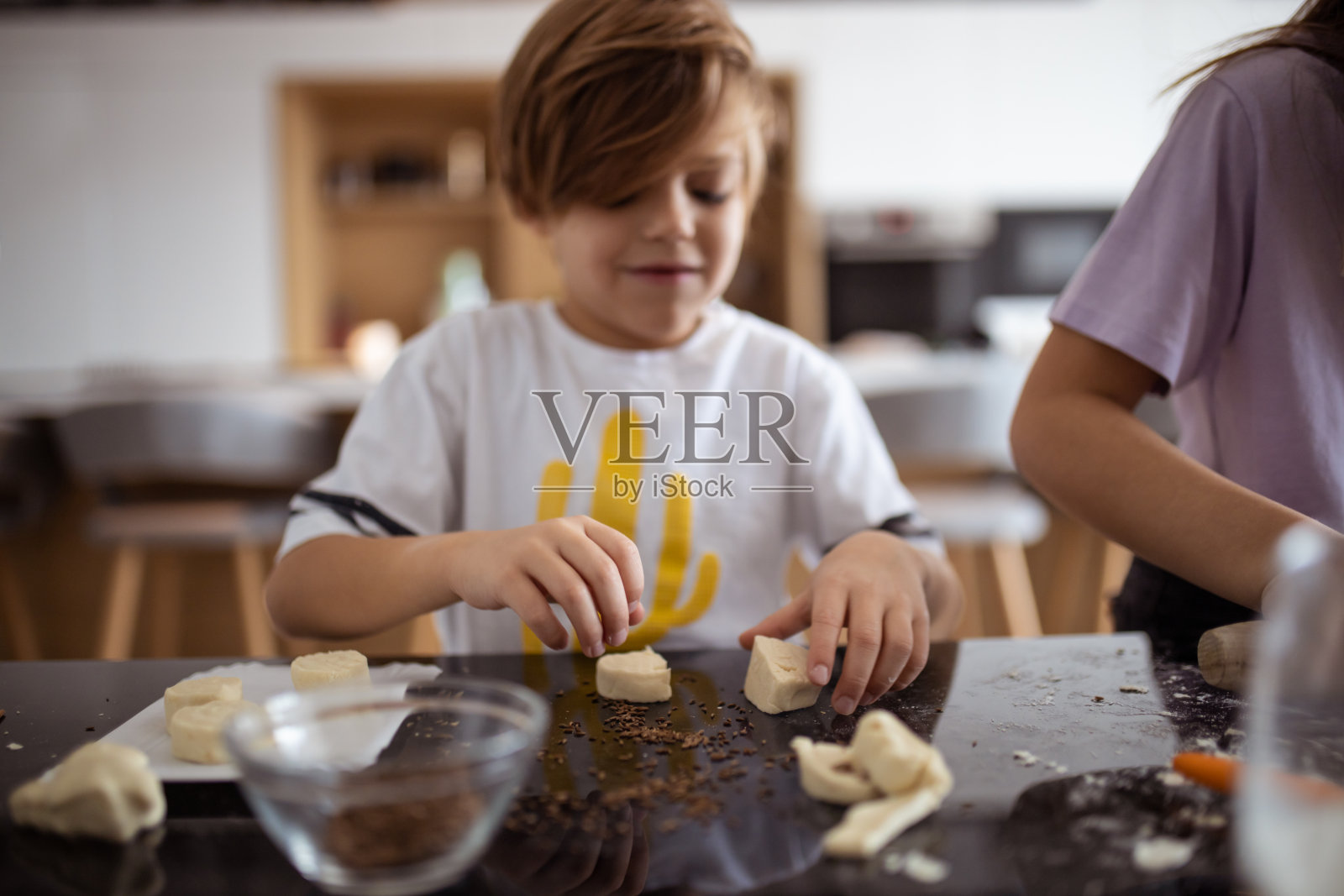 孩子们准备晚餐，孩子们独立学习擀面照片摄影图片