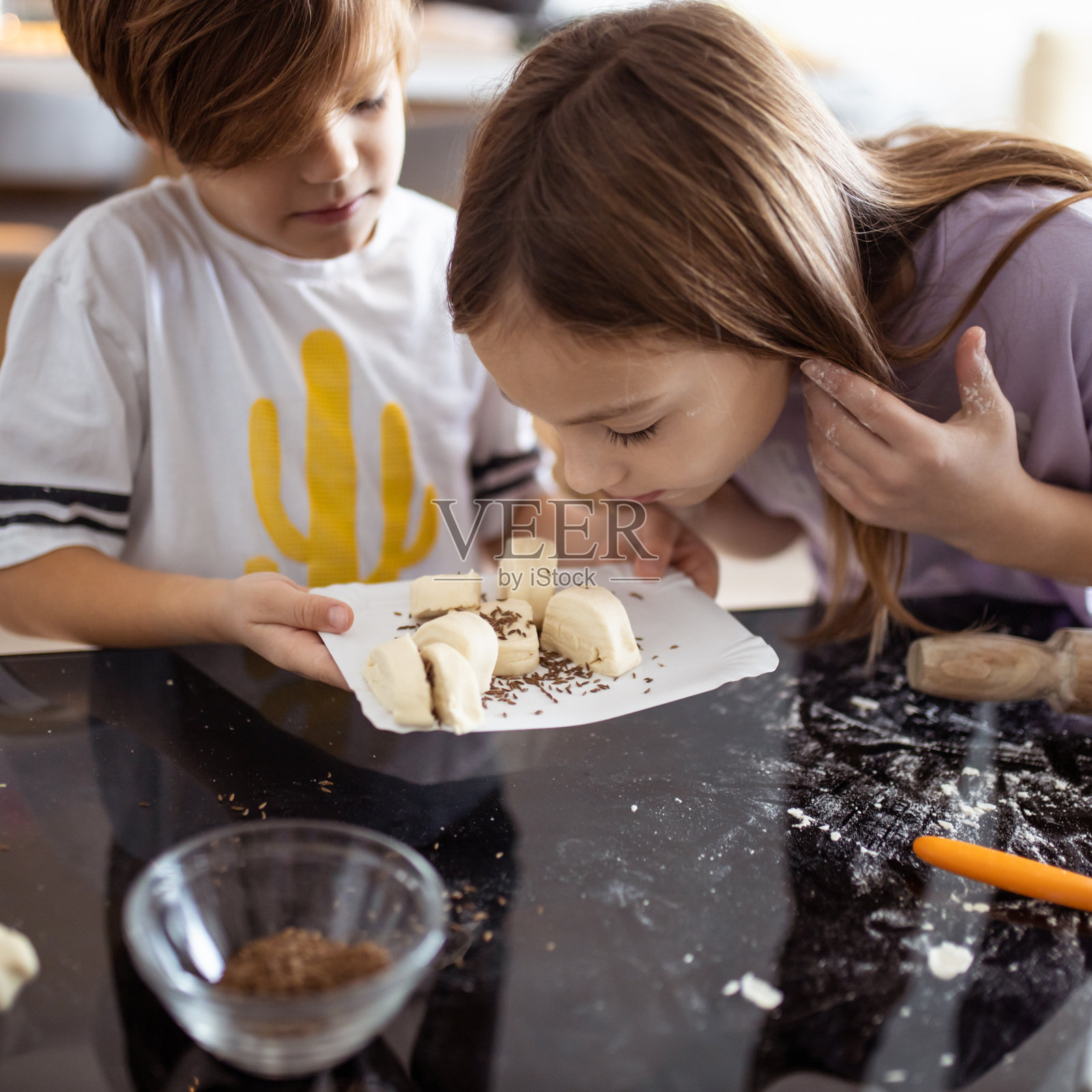 孩子们准备晚餐，孩子们独立学习擀面照片摄影图片