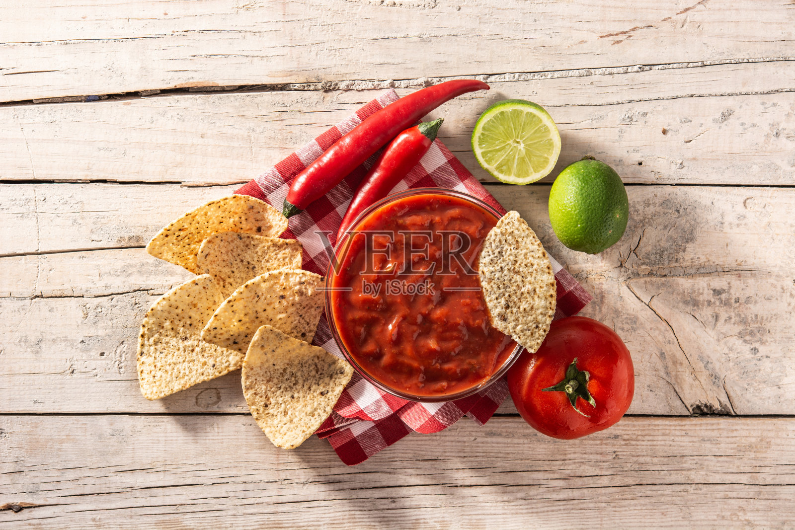 碗里的辣酱和炸玉米片照片摄影图片