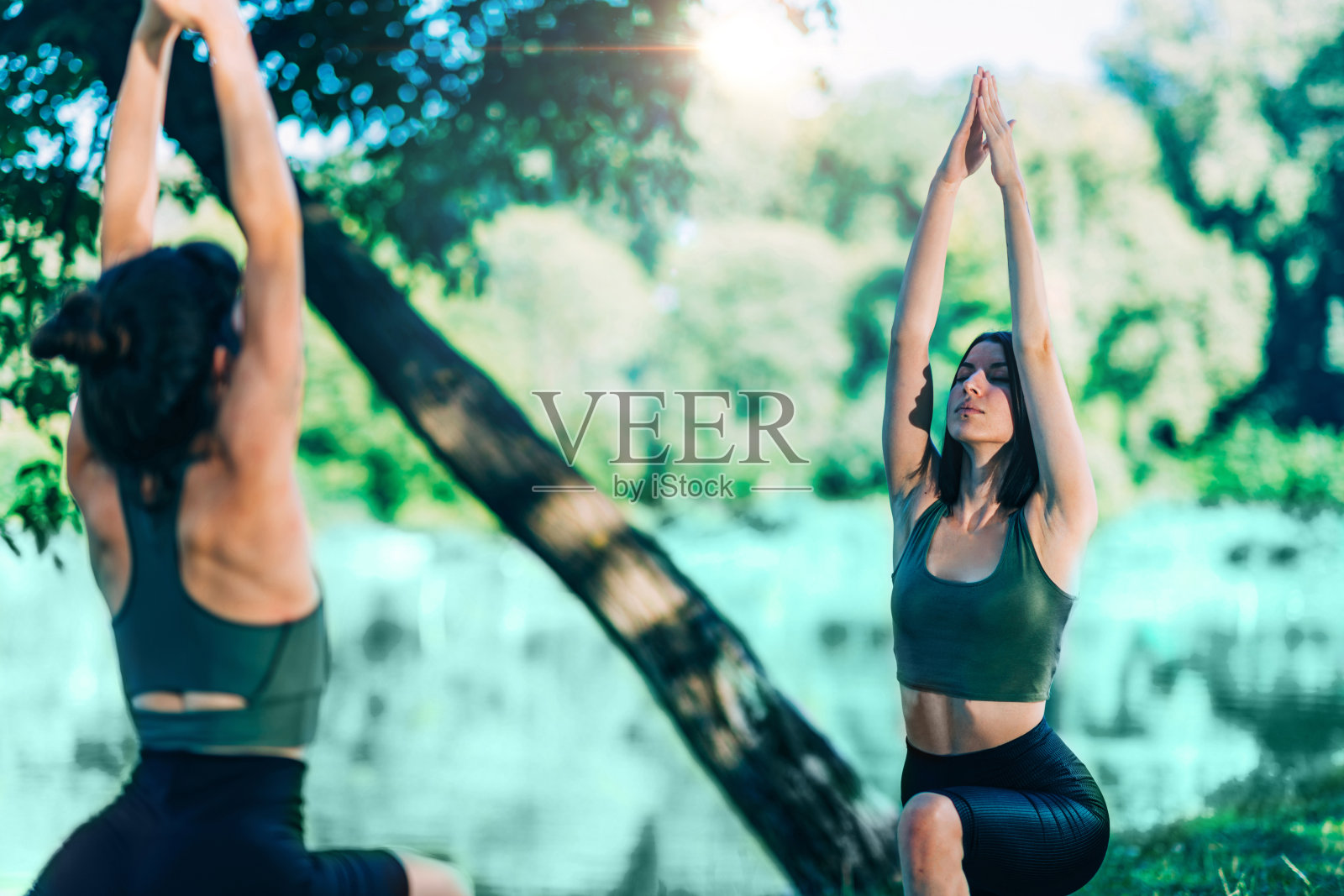 在湖边做瑜伽的女人照片摄影图片