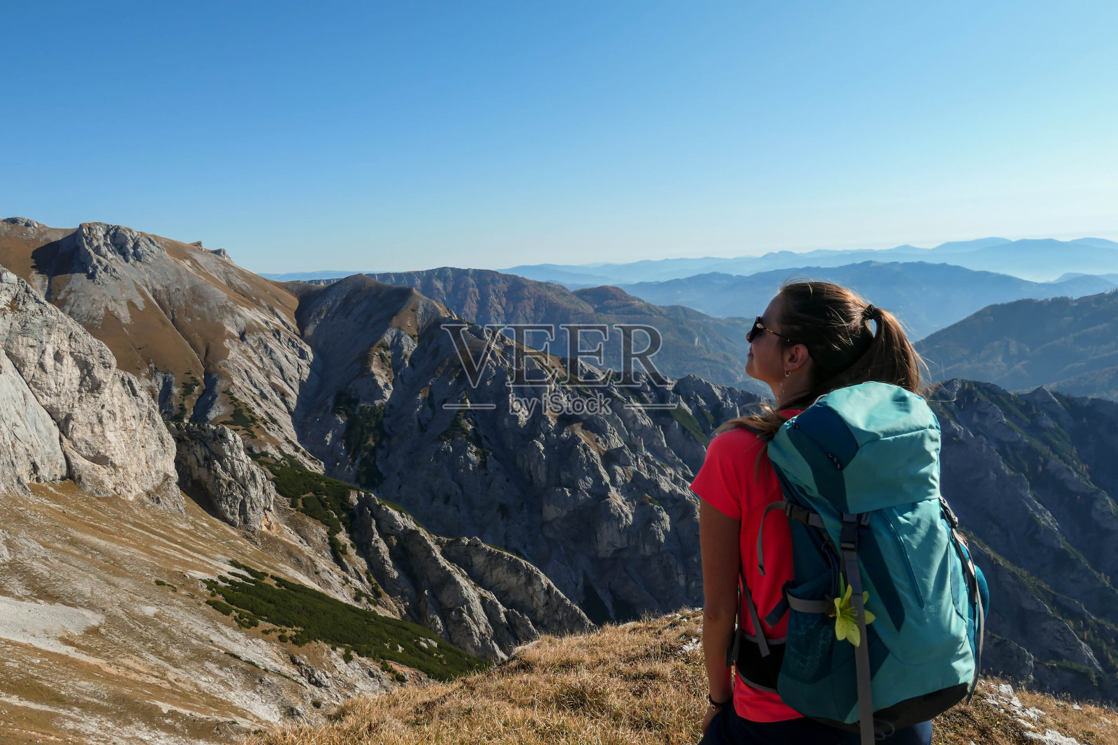 Hochschwab -一个享受山谷全景的女人照片摄影图片