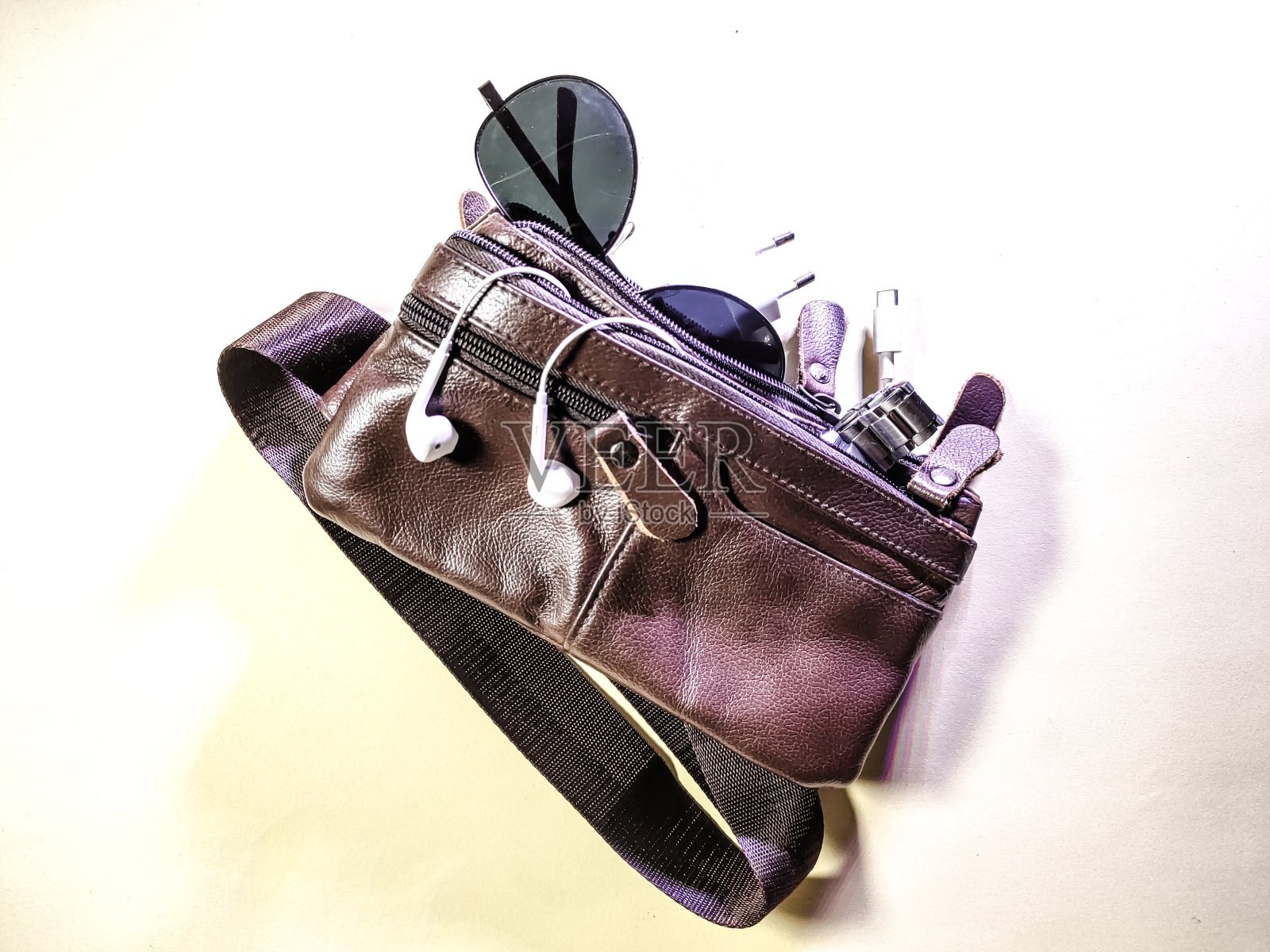 皮制腰包中的现代男士配饰照片摄影图片