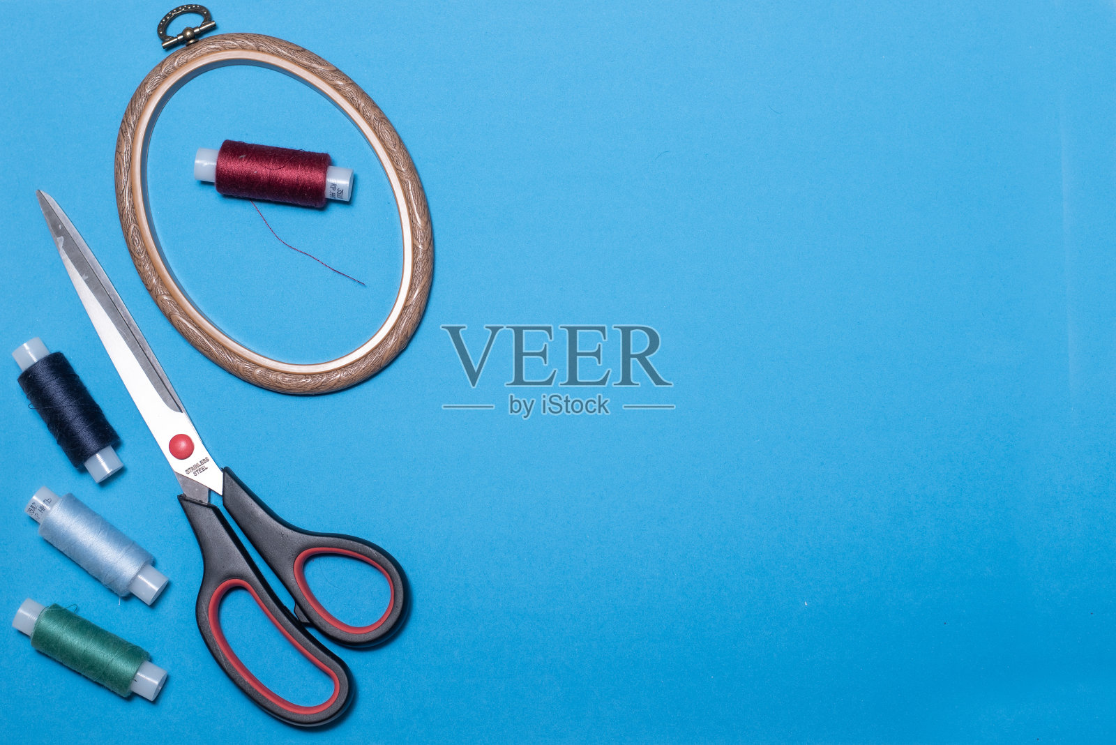 在彩色背景上做针线活的设备。空间的文本照片摄影图片