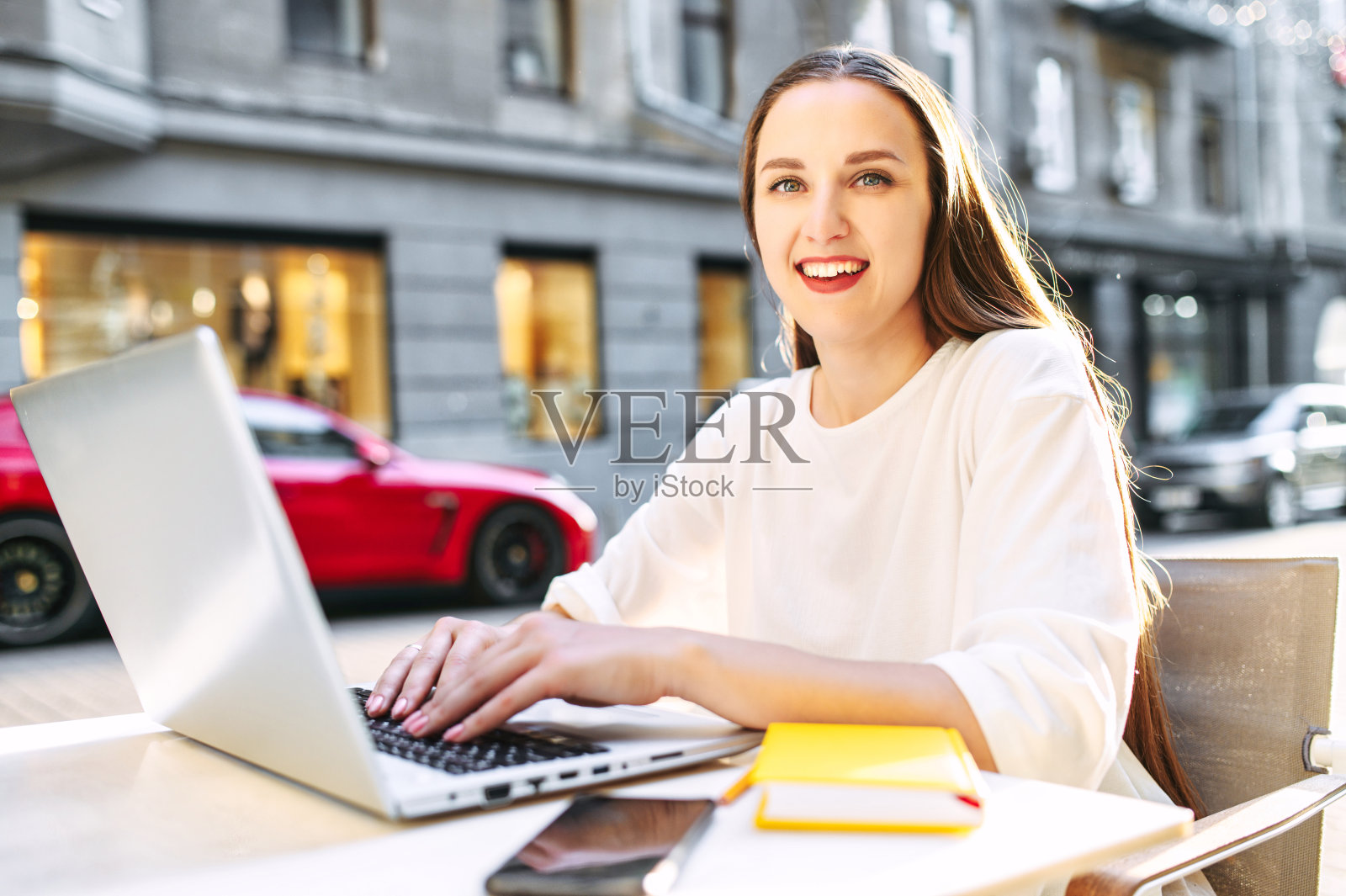 女士在咖啡馆工作时使用笔记本电脑照片摄影图片