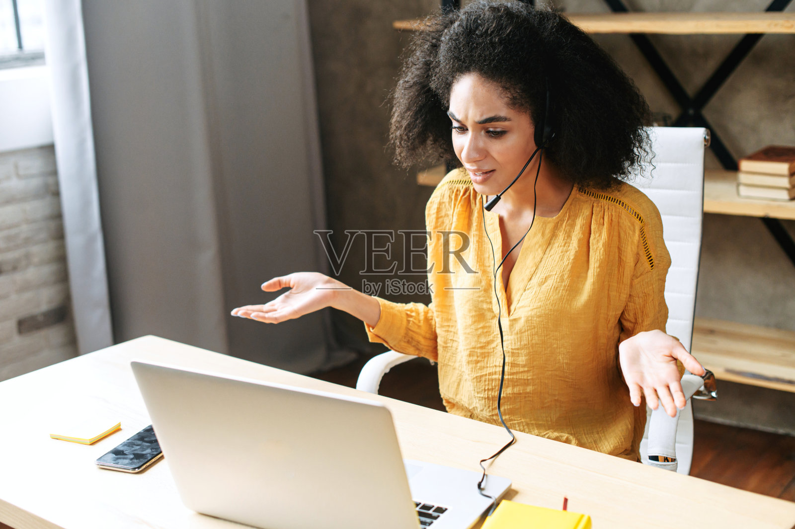 一个非洲裔美国年轻女子使用耳机照片摄影图片