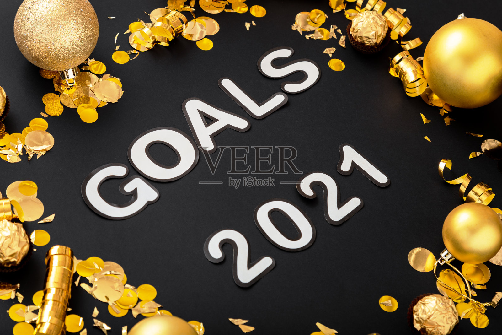 目标2021文字字母在黑色背景框架制成的黄金圣诞节日装饰。2021年的目标，愿望清单。近距离照片摄影图片