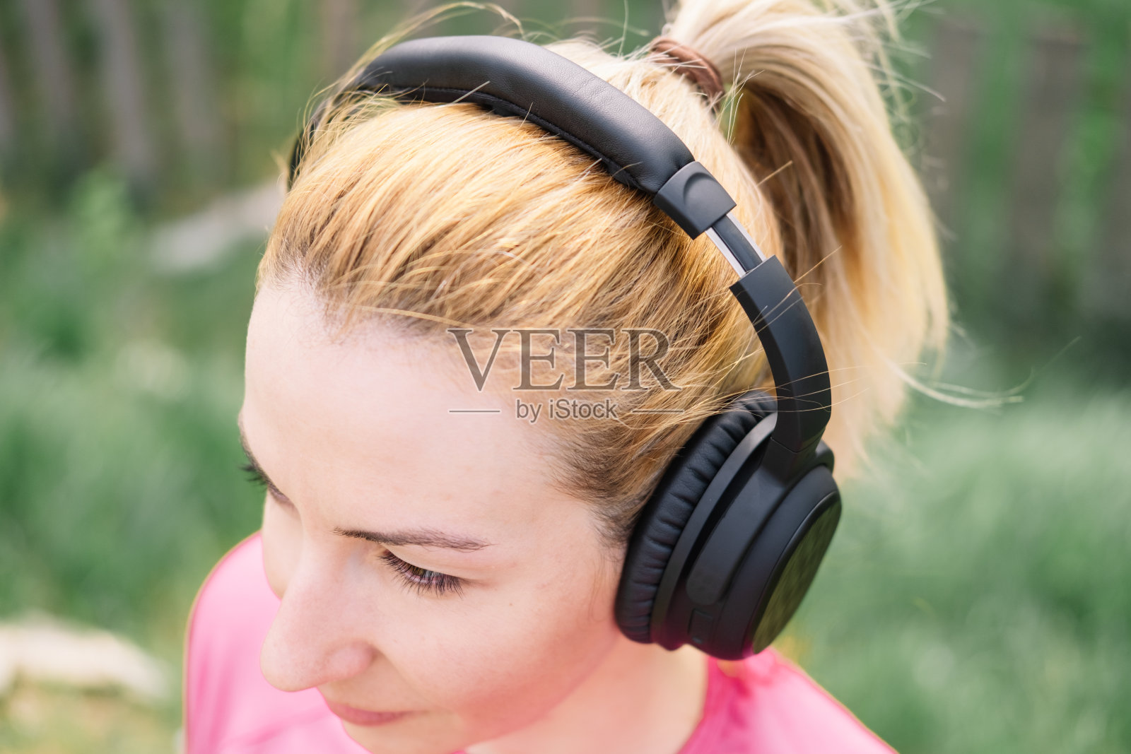 户外公园里带垫子的运动女人照片摄影图片