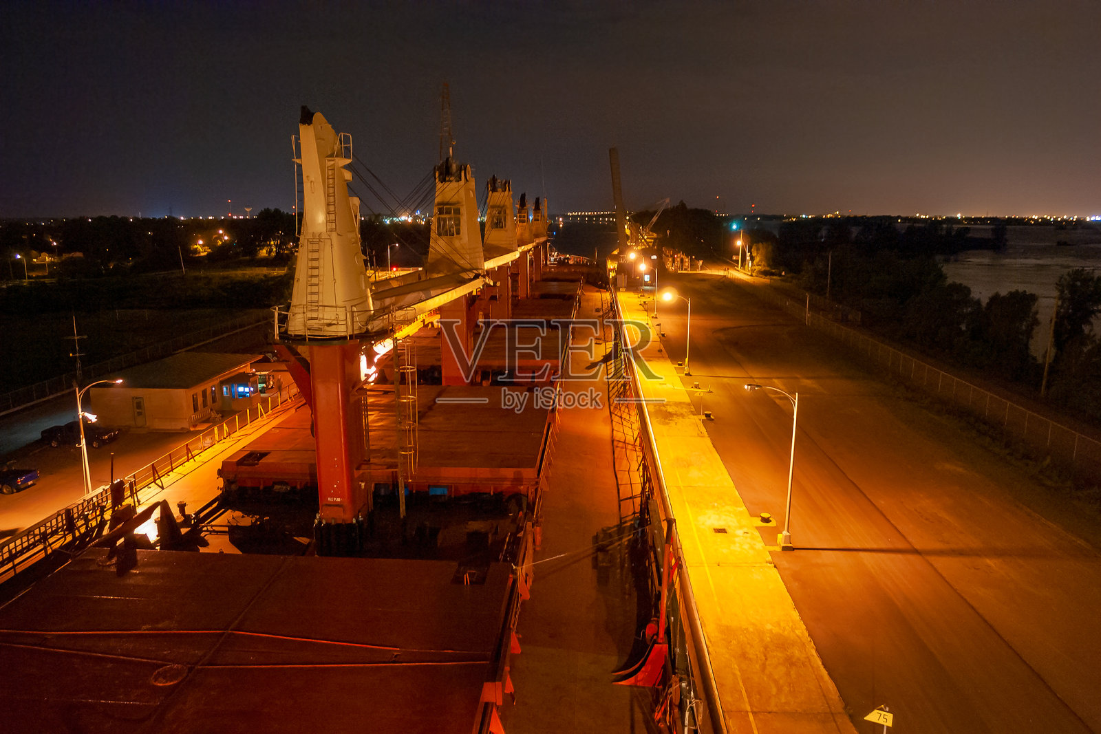 散货船夜间停泊照片摄影图片