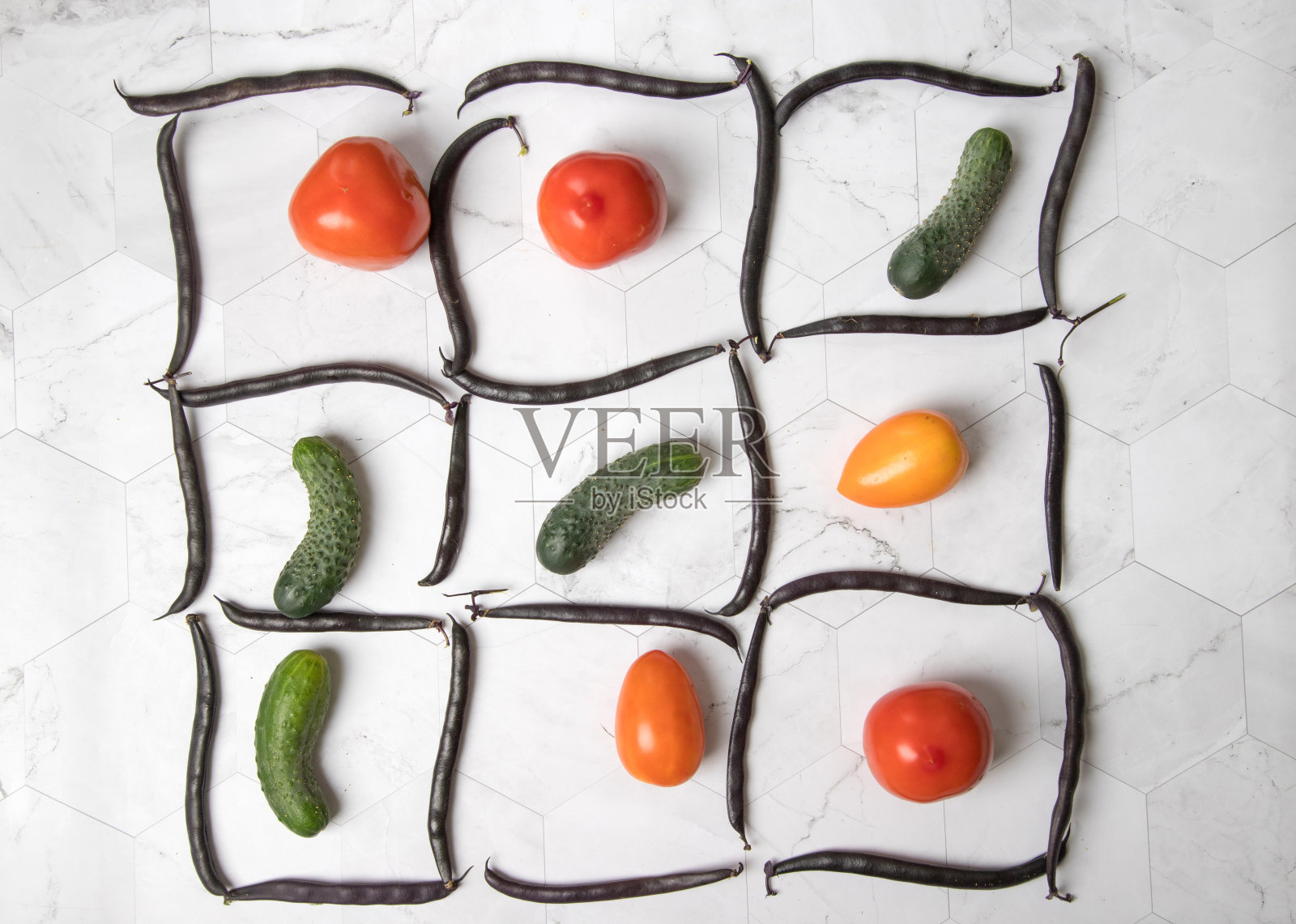 一字棋游戏与蔬菜西红柿和黄瓜。照片摄影图片