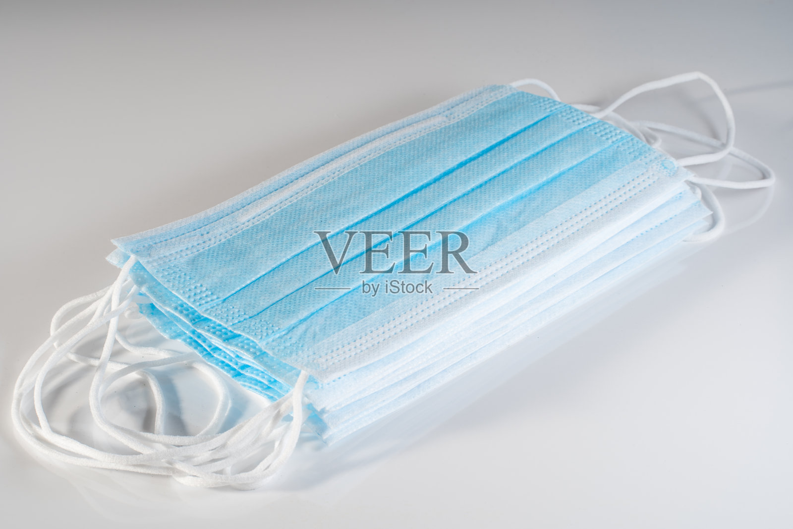 可在侧面放置蓝白口罩照片摄影图片