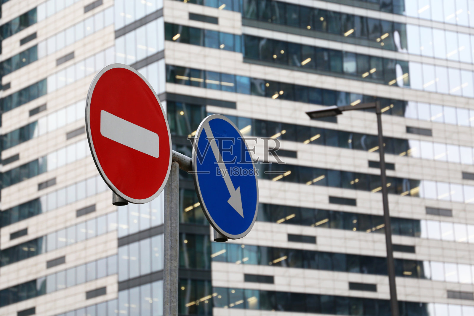 摩天大楼背景上没有进入标志和绕道障碍标志照片摄影图片