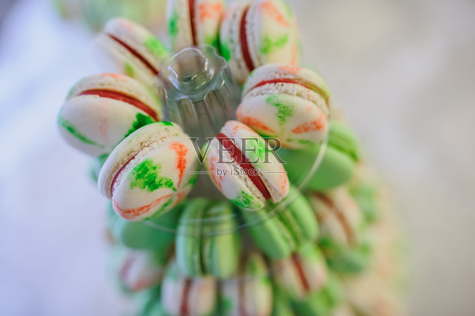 俯视图的甜点桌与一个大杏仁饼干照片摄影图片