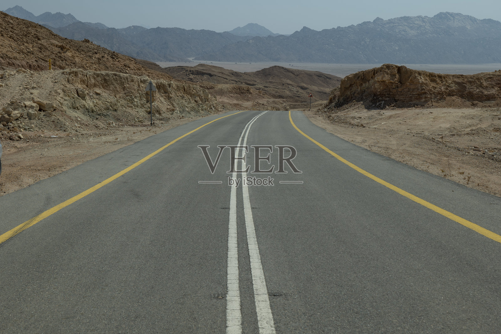 沙特阿拉伯西北部塔布克偏远乡村地区的沙漠公路照片摄影图片