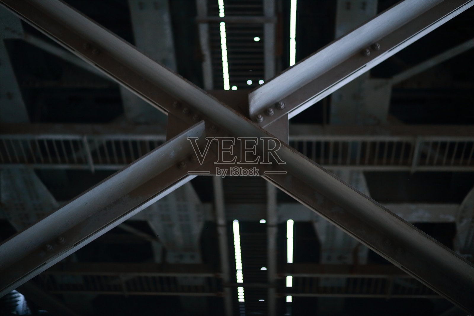 在河上建造一座桥的细节，特写。照片摄影图片