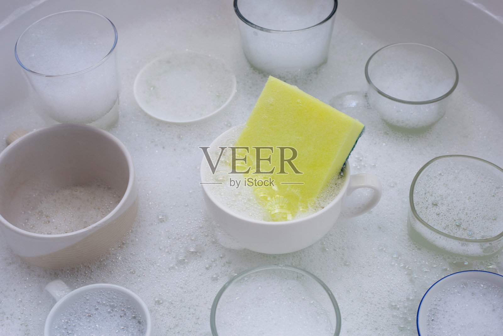 清洗用过的水杯和水杯照片摄影图片