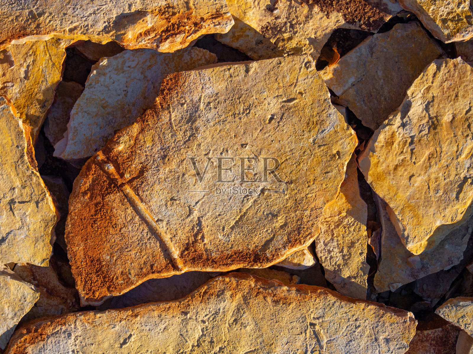 自然的不规则的石头。石板铺地，地板和立面。照片摄影图片