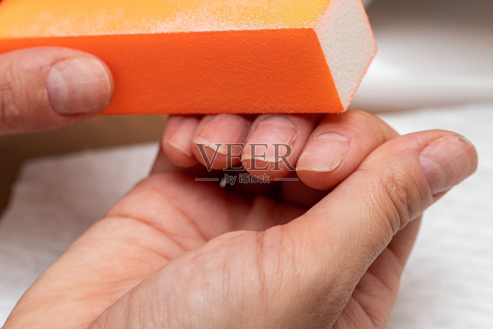 修甲时用锉刀抛光指甲照片摄影图片