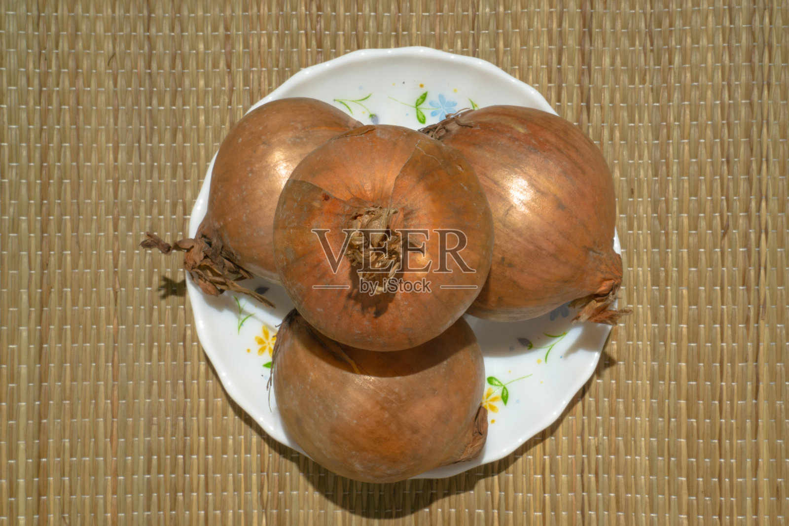 荷兰洋葱放在盘子里照片摄影图片