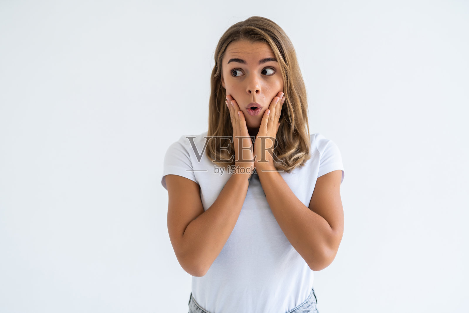 在白色的背景上，一个吃惊的女人看起来很孤立照片摄影图片