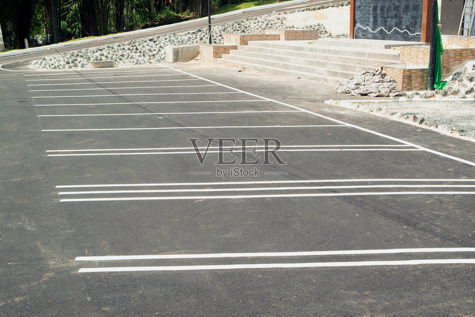 柏油路上的停车线，详细的停车标志。照片摄影图片