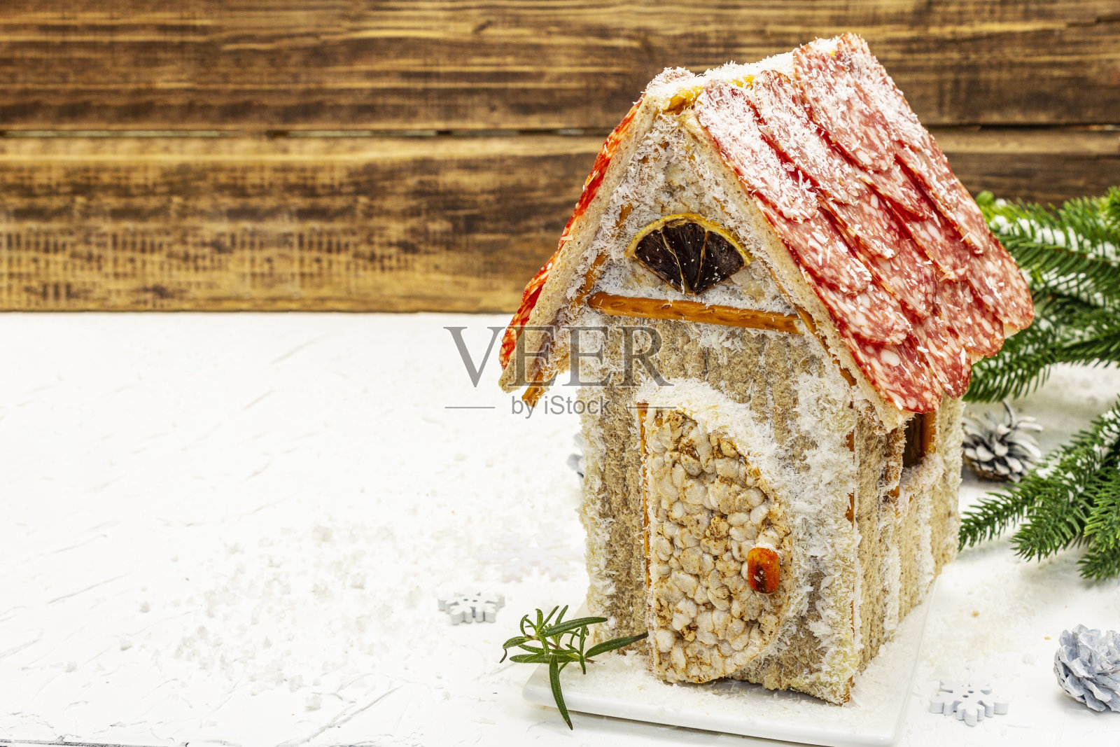 Сharcuterie小木屋或The Meat Hut作为圣诞节最新美食潮流。新年姜饼屋的传统装饰和象征照片摄影图片