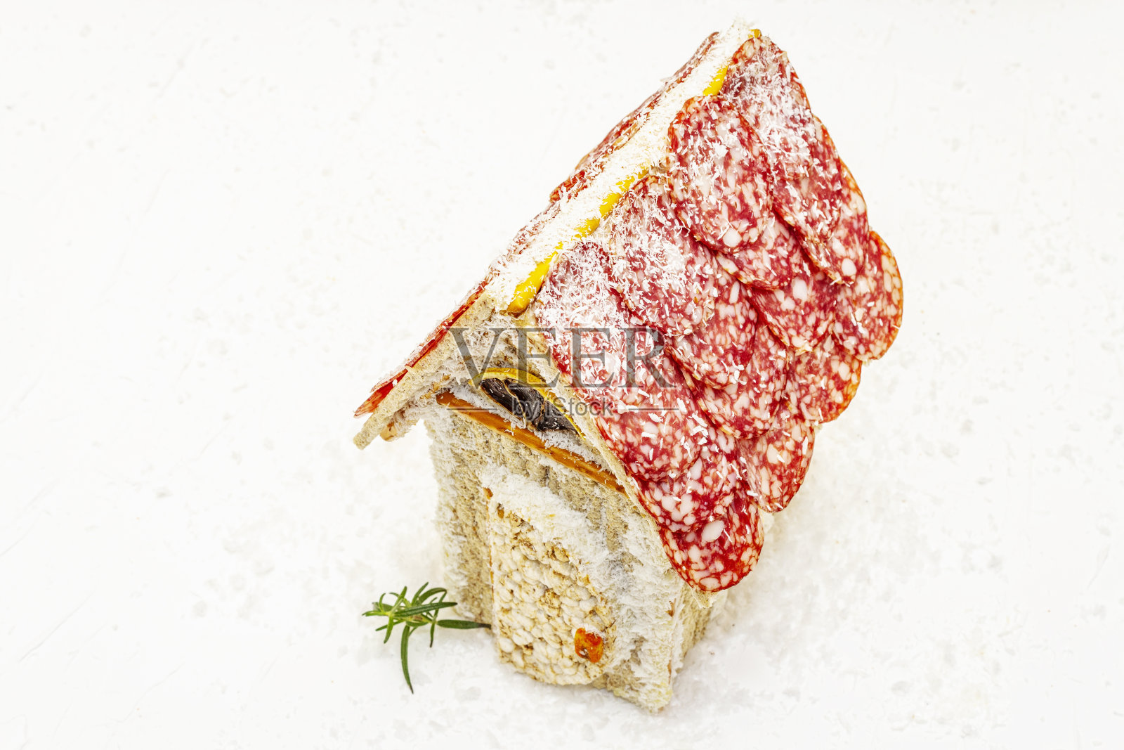 Сharcuterie小木屋或The Meat Hut作为圣诞节最新美食潮流。新年姜饼屋的传统装饰和象征照片摄影图片