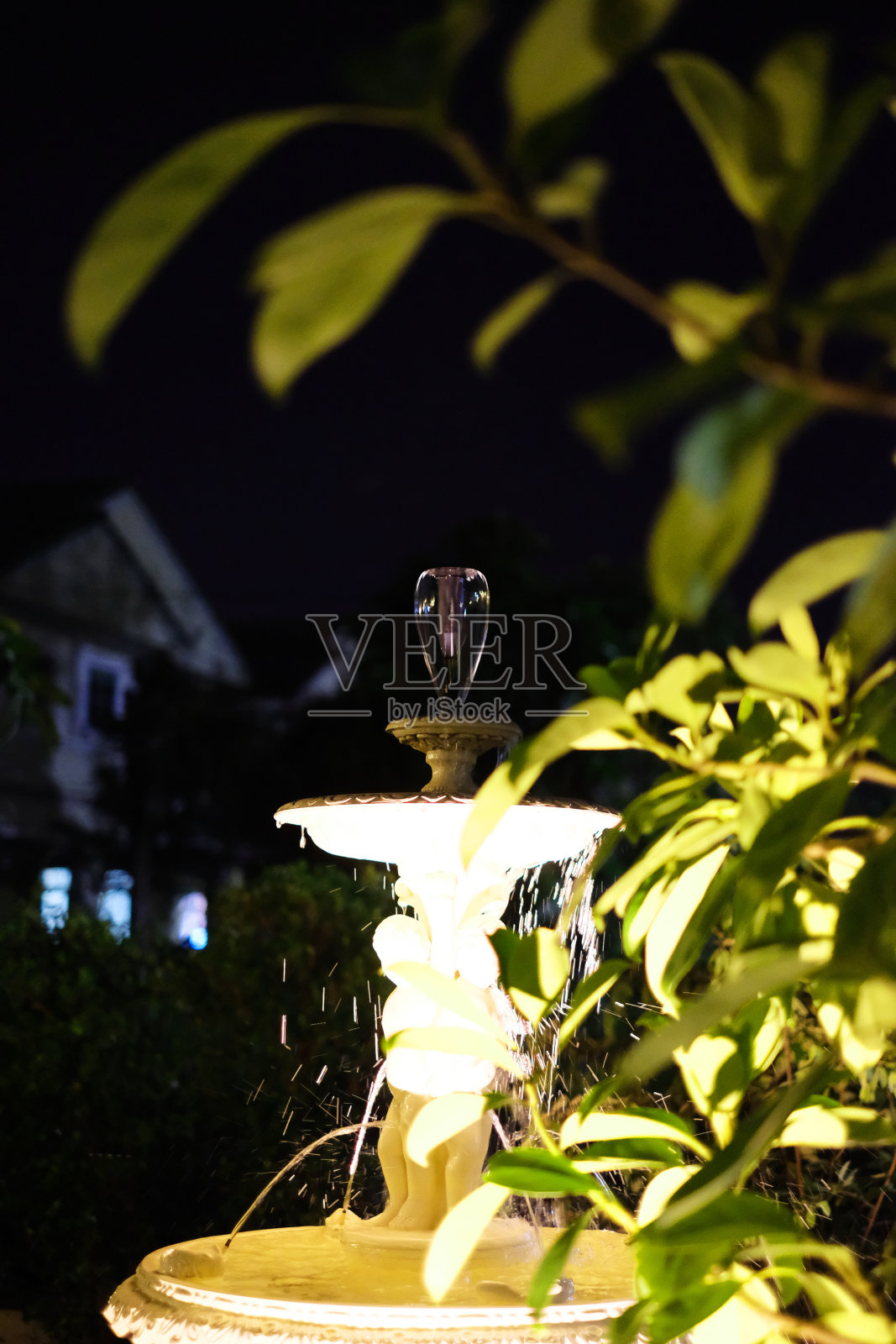 近距离看，水会在喷泉顶部形成酒杯状照片摄影图片