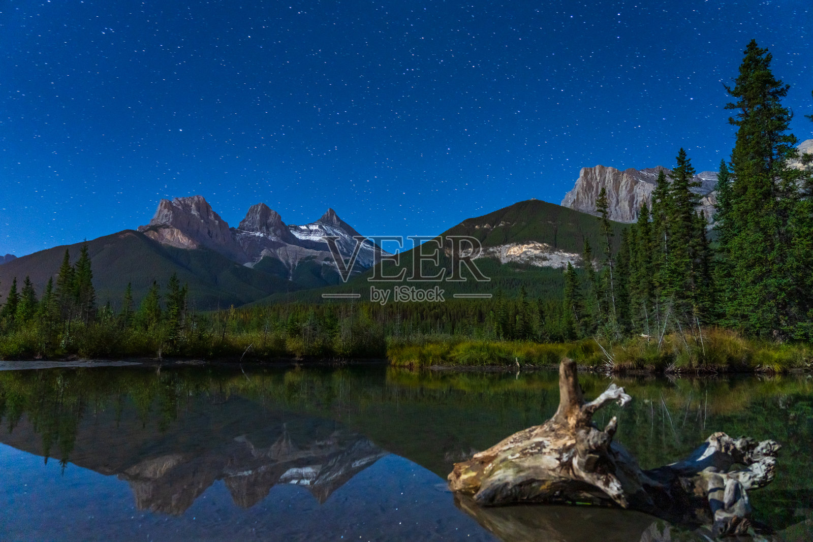 加拿大落基山脉班夫国家公园的三姐妹山峰在夜晚照片摄影图片