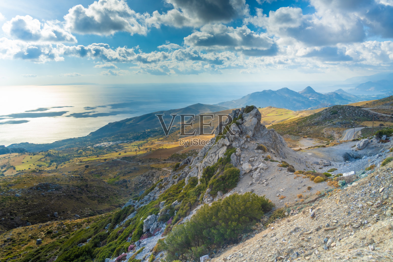 在通往希腊普雷利维海滩的路上，克里特岛南部的海岸景色令人惊叹照片摄影图片