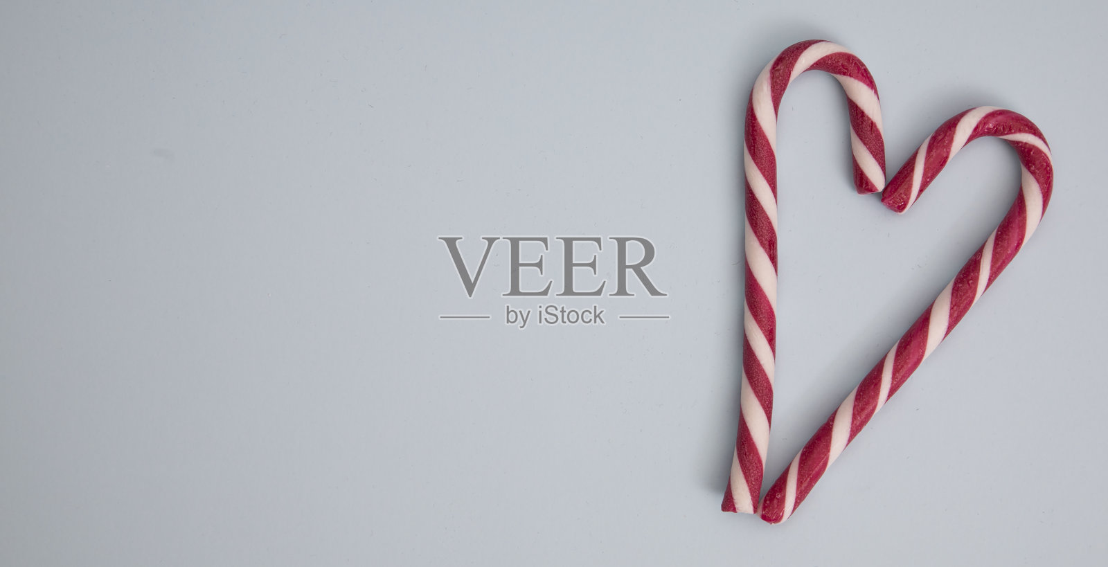 蓝色背景上的圣诞糖果手杖照片摄影图片