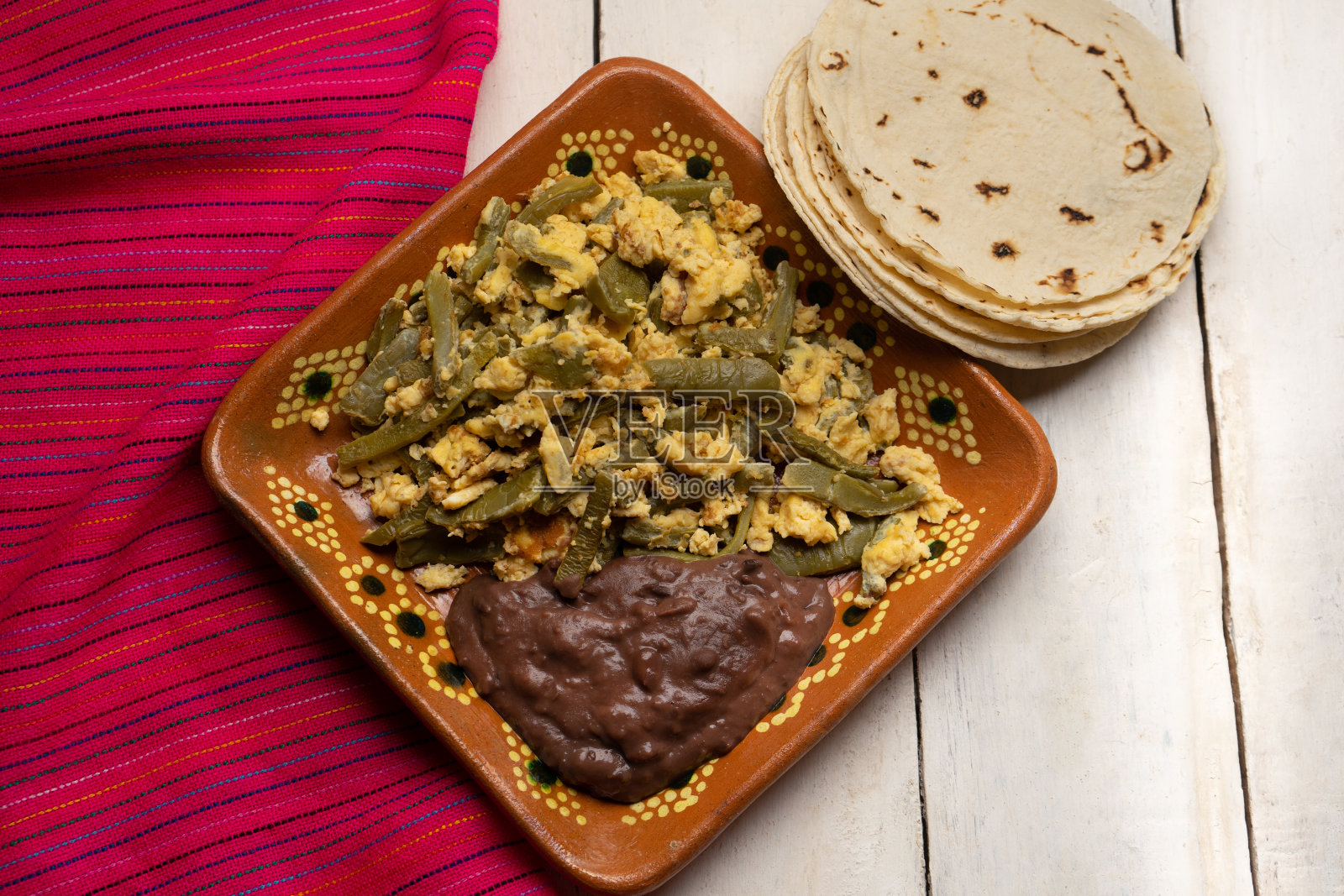 墨西哥炒蛋与诺帕尔仙人掌和豆类在白色的背景照片摄影图片