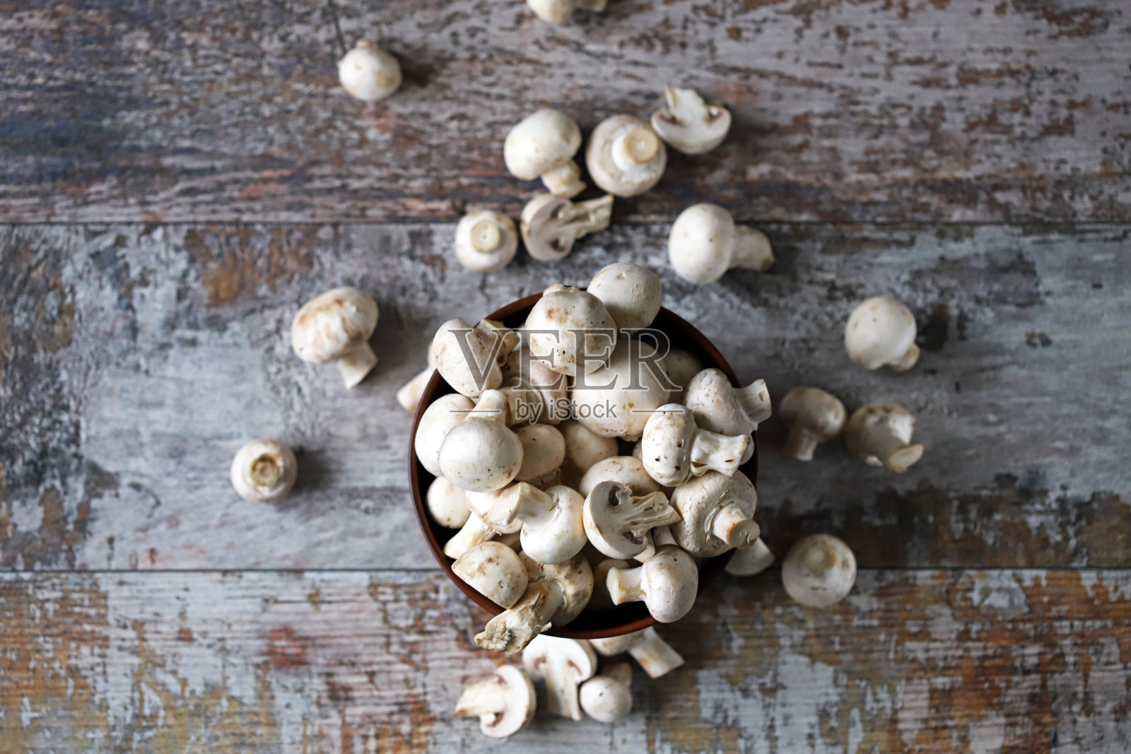 一碗新鲜的生香槟。照片摄影图片