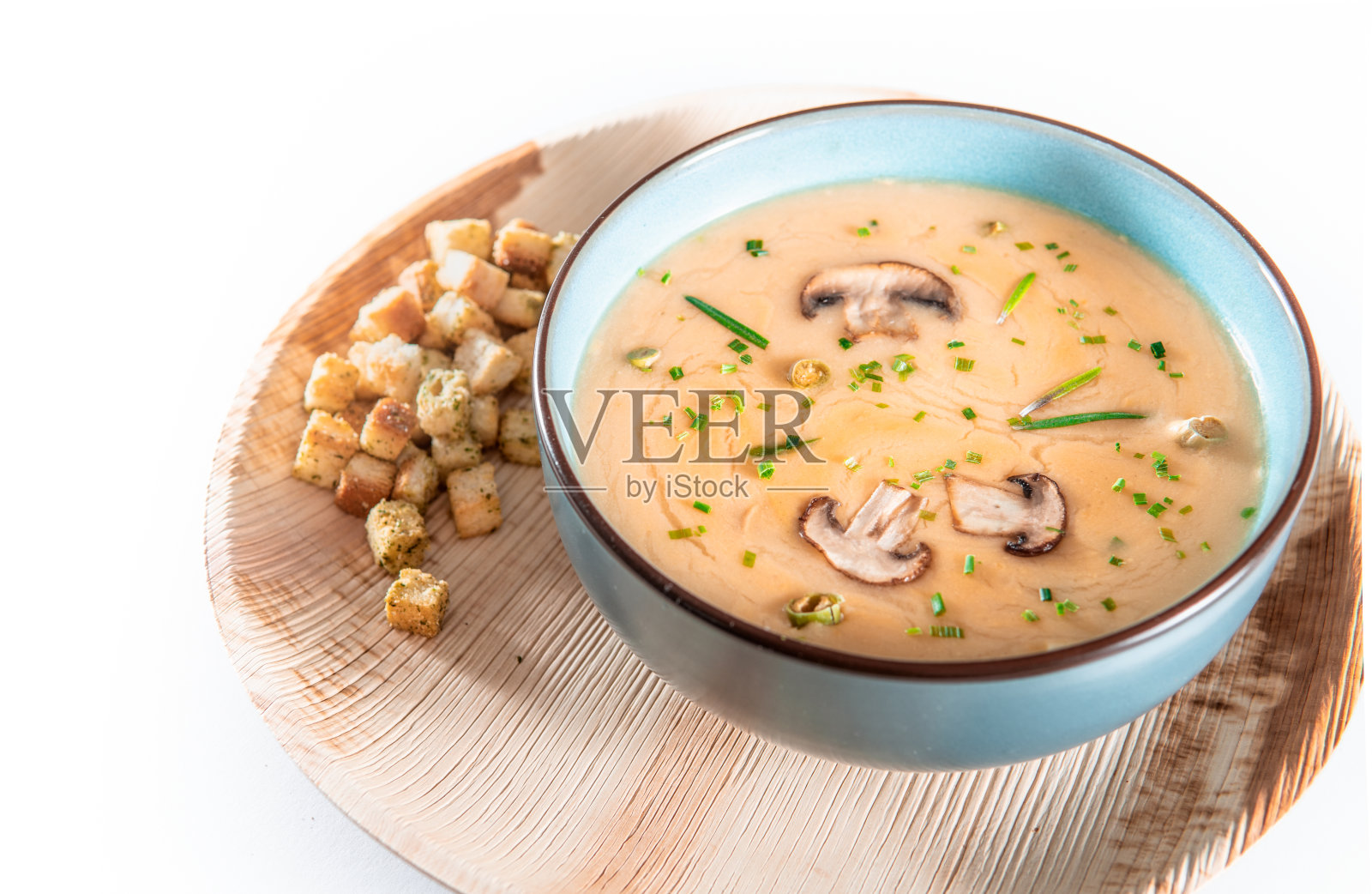 美味的蘑菇奶油汤与冠军孤立在白色的背景照片摄影图片