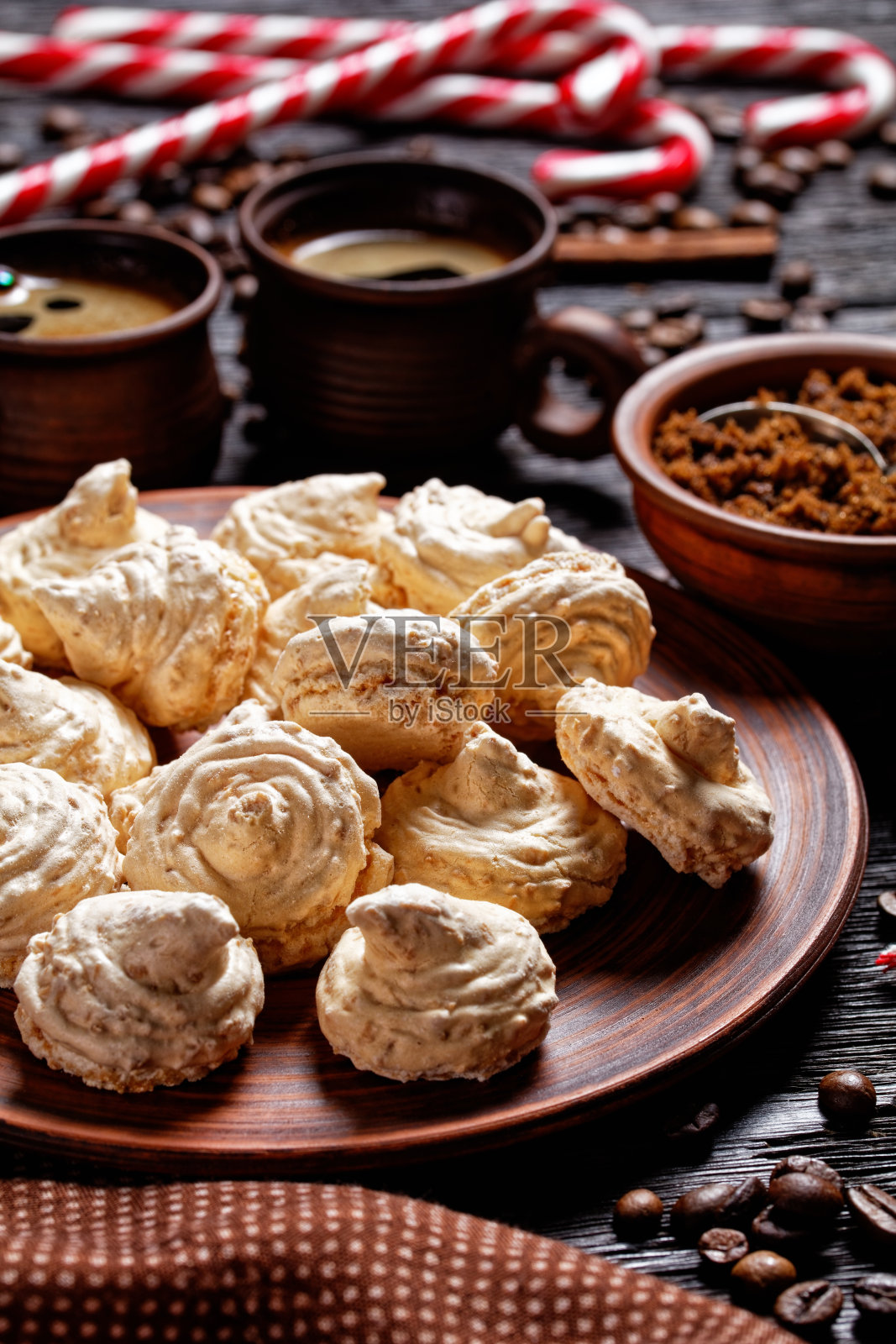 蛋白酥饼放在盘子里照片摄影图片