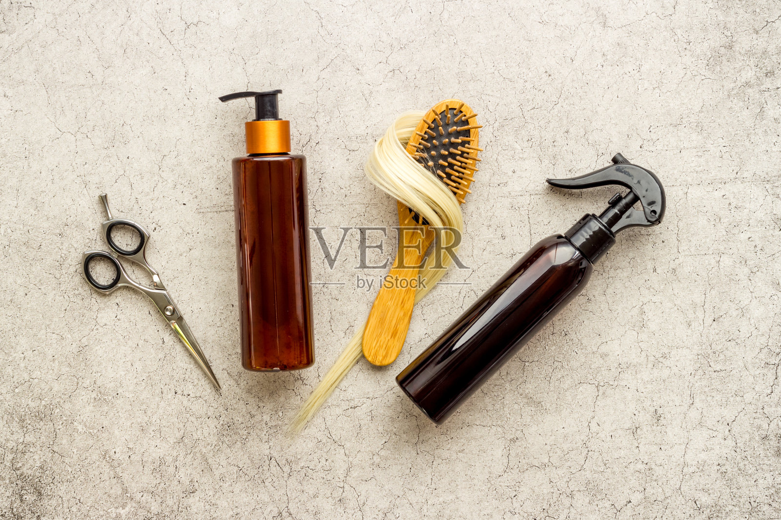 理发师剪刀与锁的金发和梳子，俯视图照片摄影图片