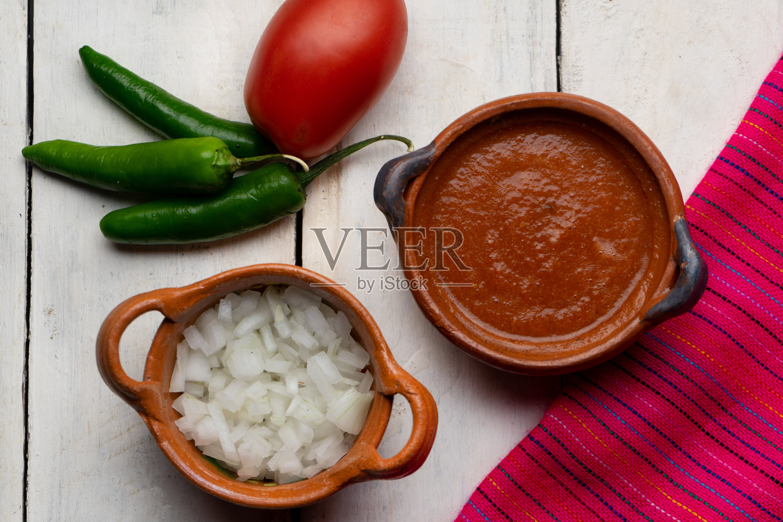 白色背景的墨西哥红酱照片摄影图片