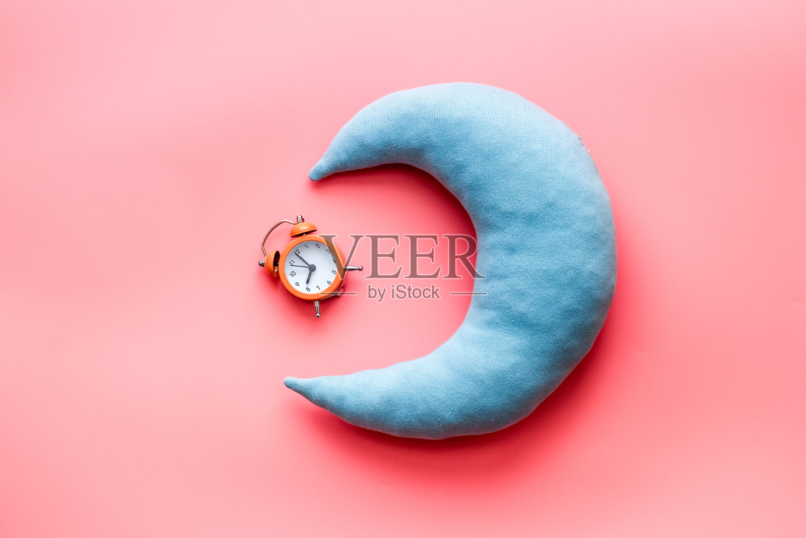 带有闹钟的枕头扁平风格，顶视图照片摄影图片