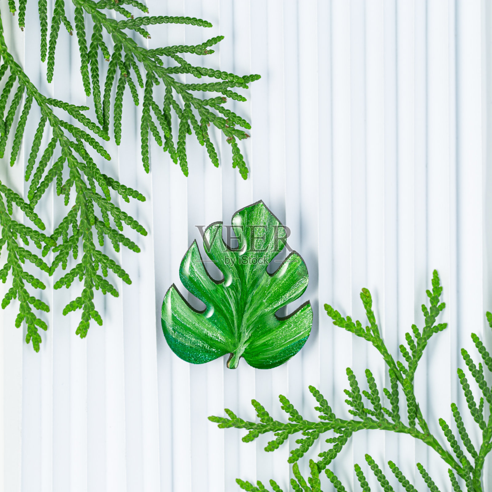 用树叶做成的珠宝。手工制作的首饰。吊坠照片摄影图片