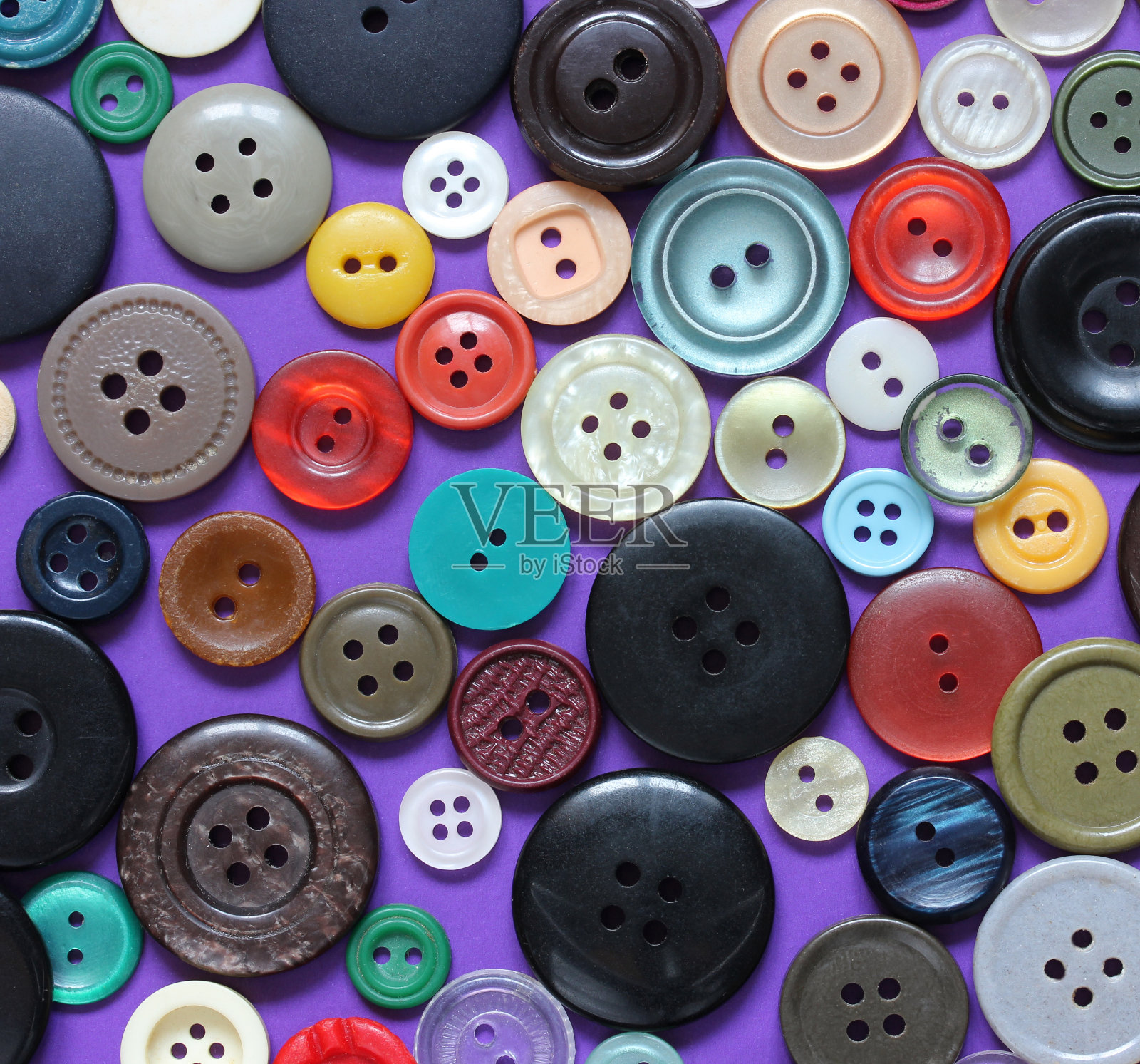 圆形的彩色按钮靠近。照片摄影图片