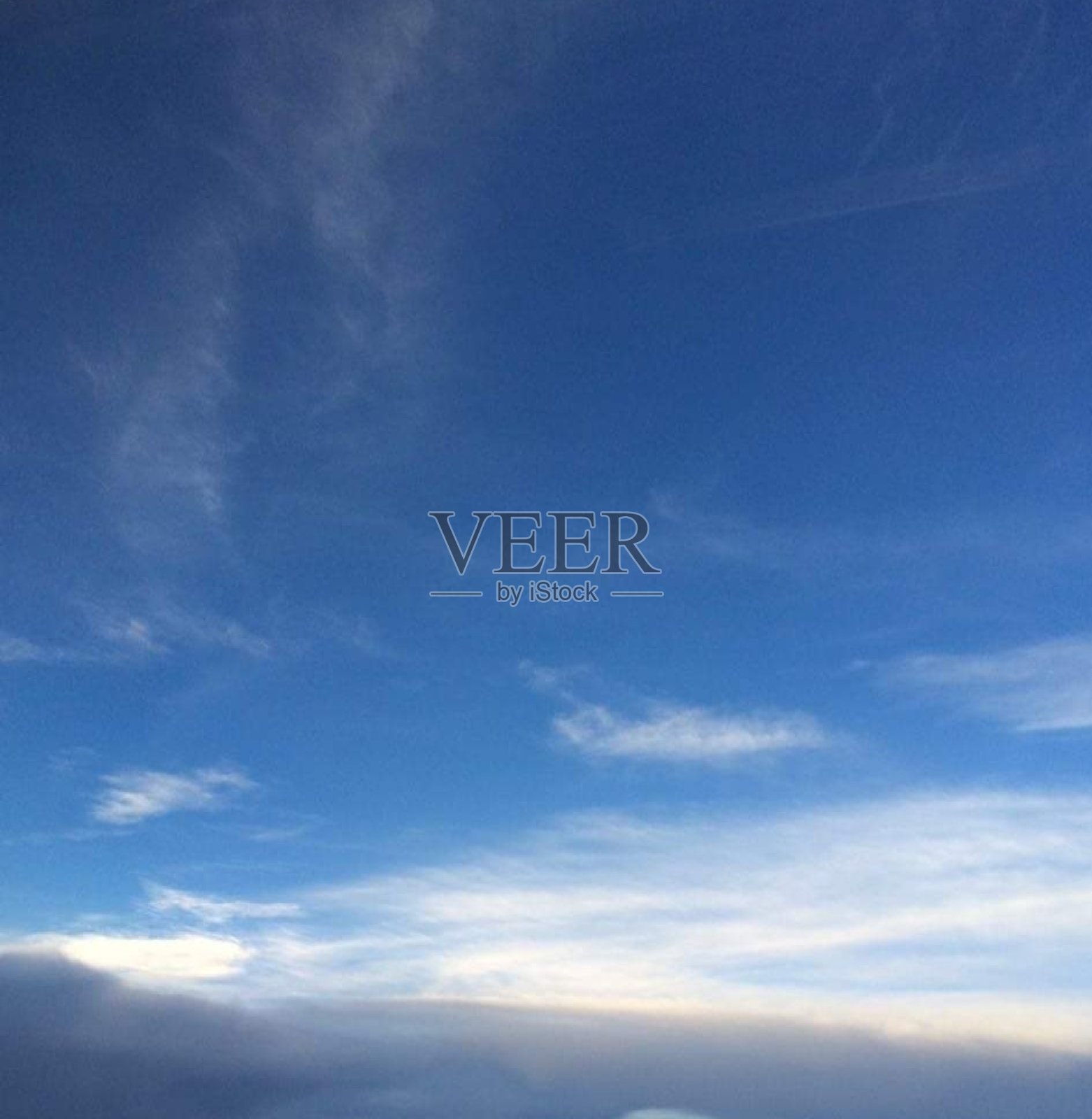 黄昏的蓝天是来自太空的自然现象照片摄影图片