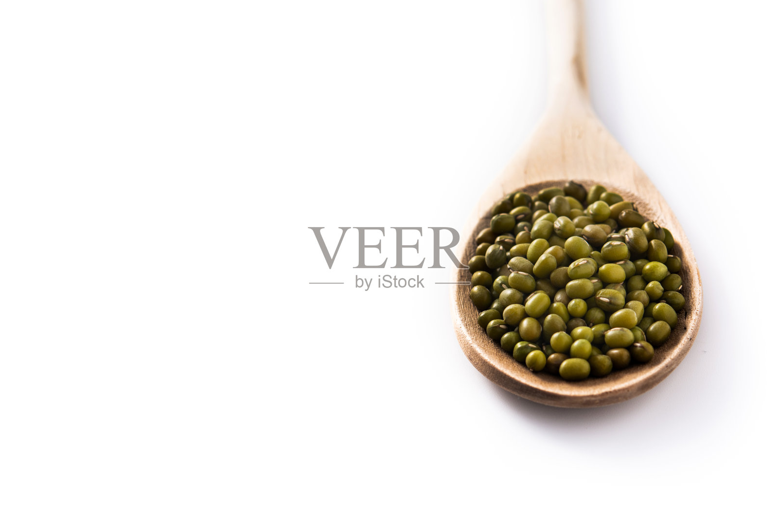 木勺上的绿色大豆照片摄影图片