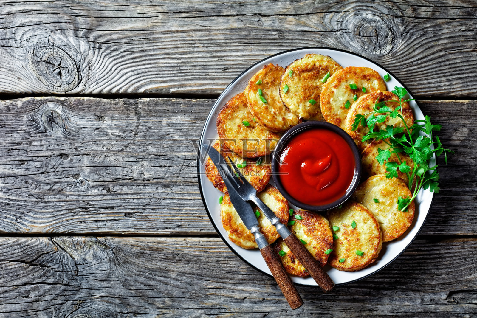 土豆煎饼配白干酪蒜和欧芹照片摄影图片