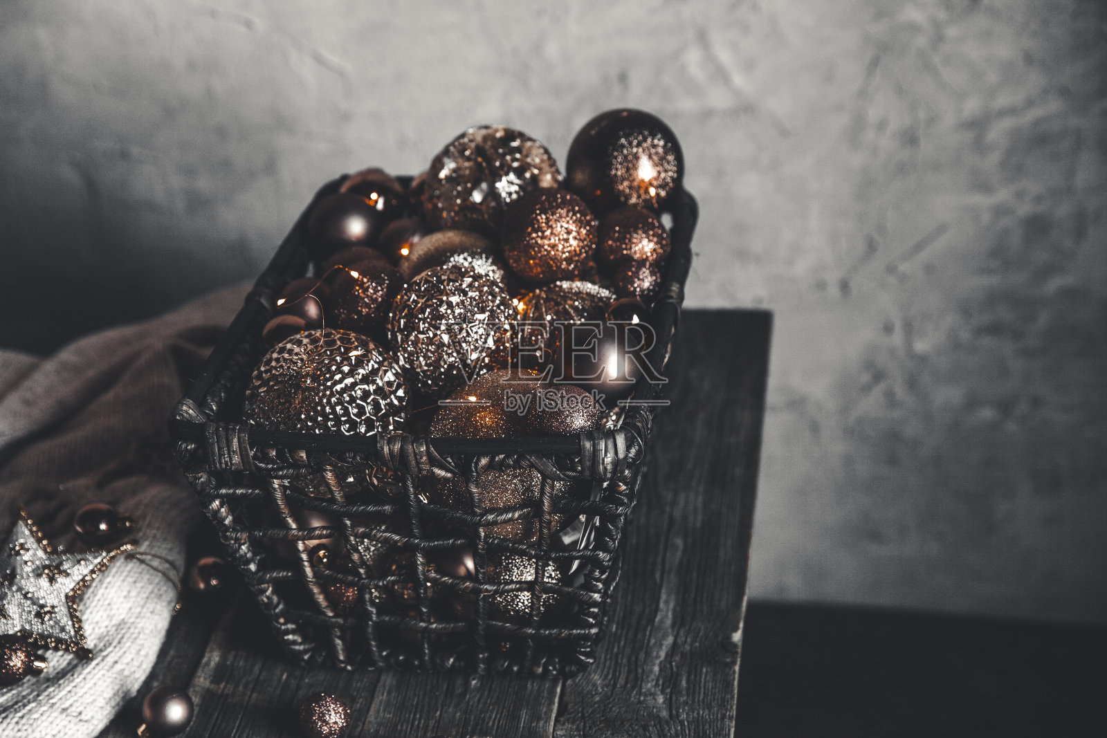古董圣诞，新年玩具和装饰篮在棕色木制桌子上照片摄影图片